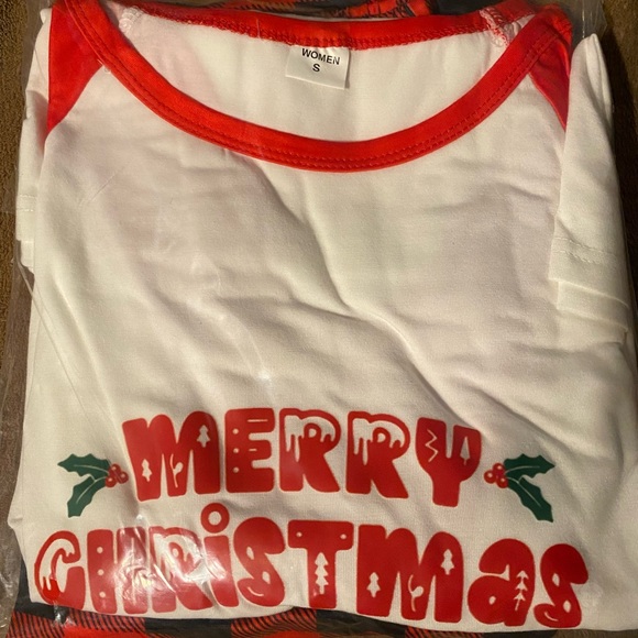 Matching peanuts themed family pajamas. Women’s small - Picture 2 of 2